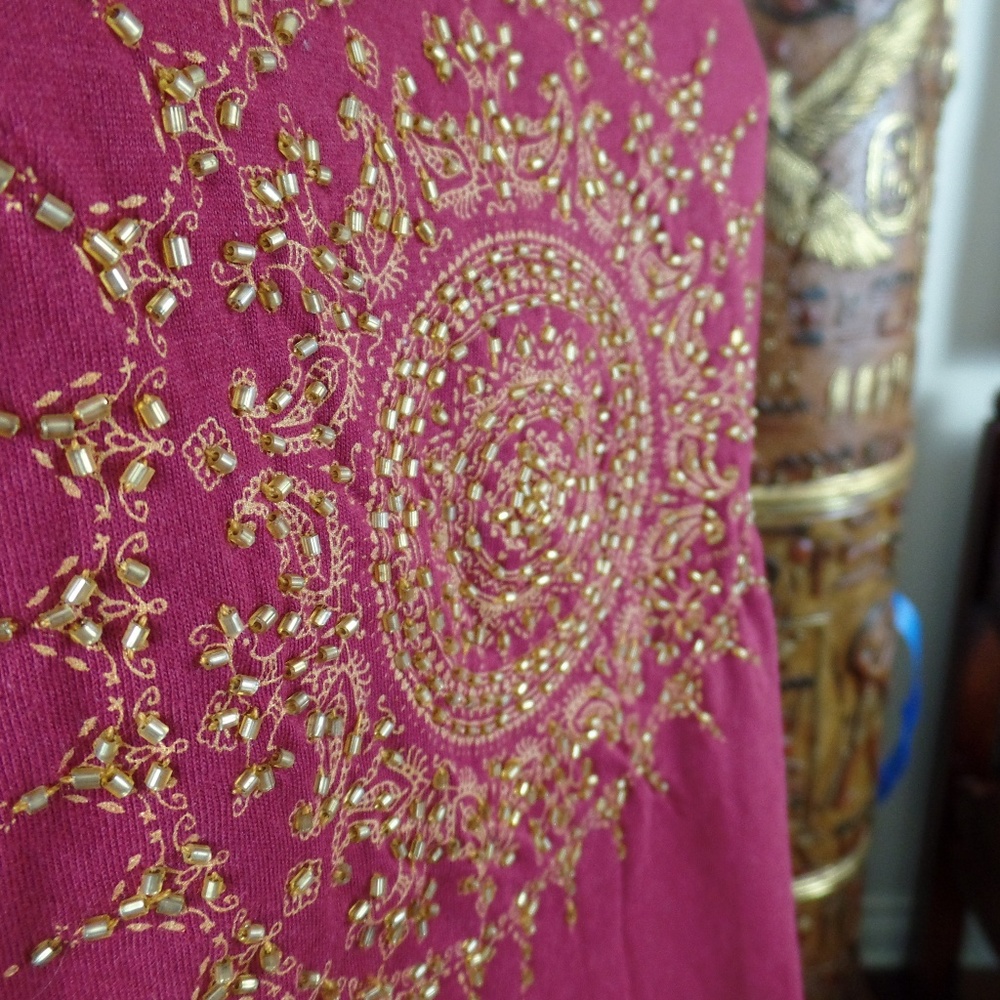 Embroidered beaded mandala 100% cotton cranberry t-shirt size small/medium - Picture 3 of 6